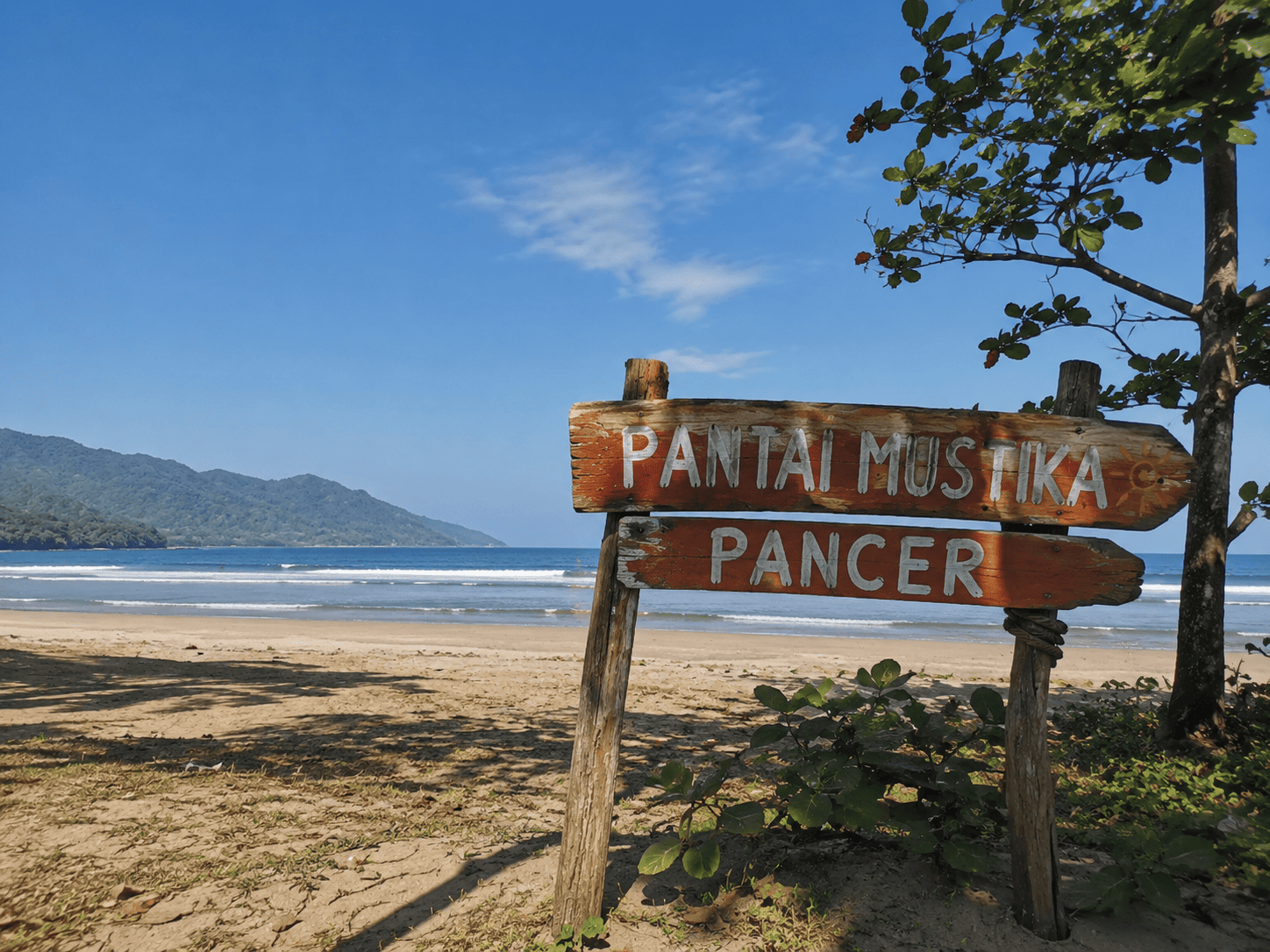 Pantai Mustika, Surga Tersembunyi di Sebelah Pulau Merah